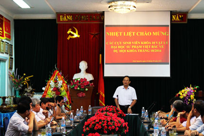 Lãnh đạo nhà trường gặp mặt đoàn cựu sinh viên khoá 10 khoa Vật Lý trường Đại học sư phạm Thái Nguyên.